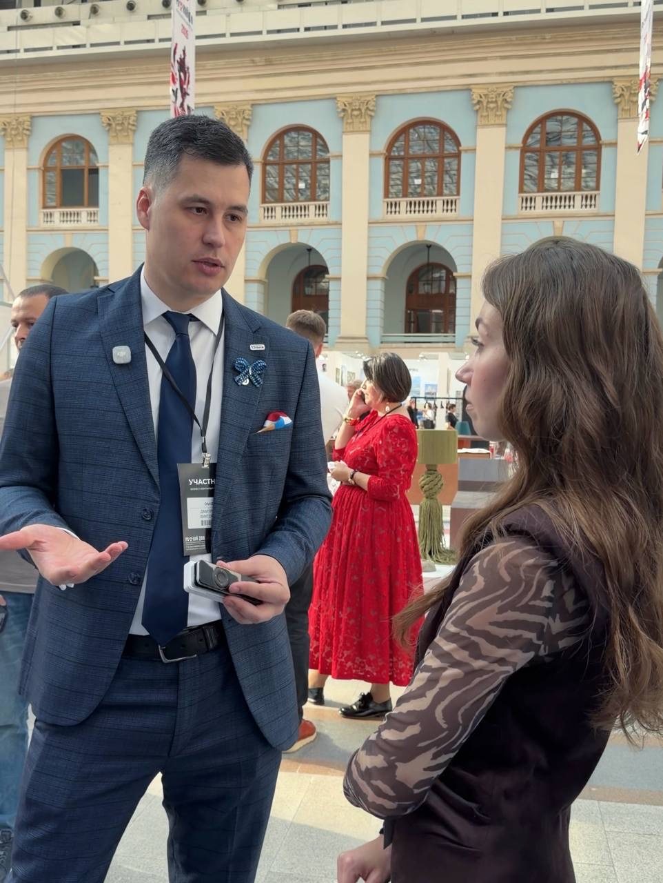 Консультация гостей выставки