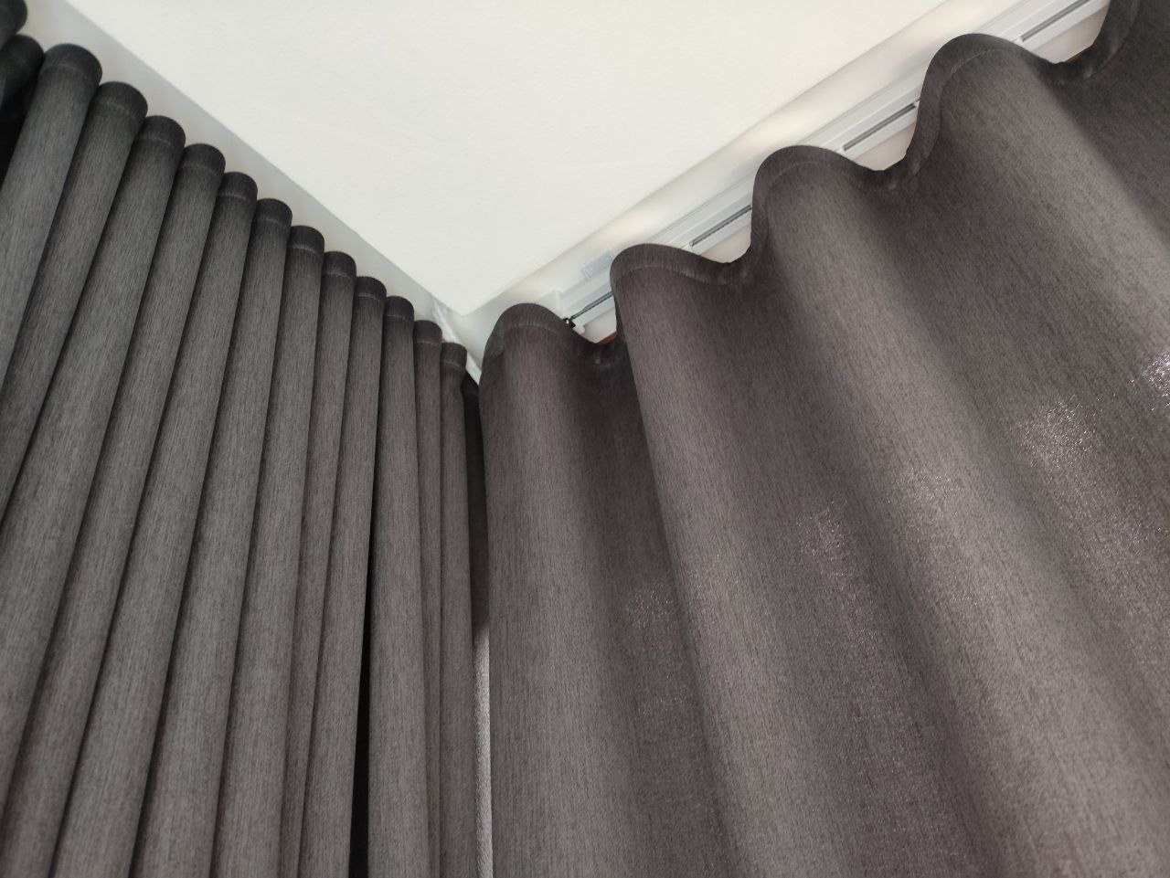 Шторы на карнизе