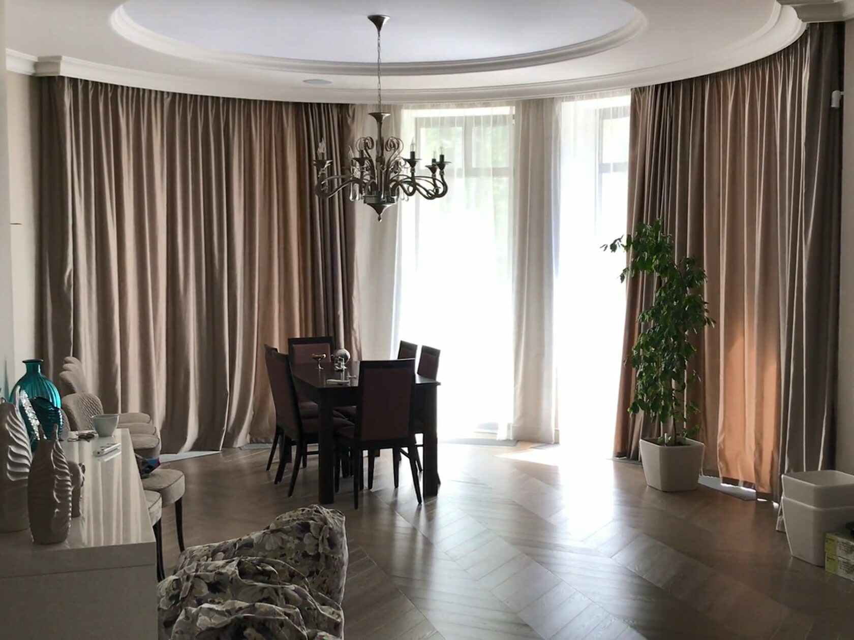Карниз с тяжелыми шторами
